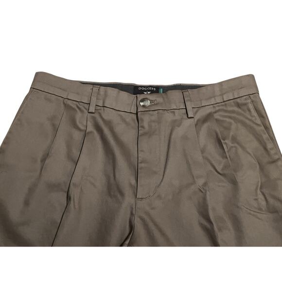 Dockers Pleated Front Straight Fit Khaki Pants Size 32 X 23” Business Casual - Picture 4 of 9
